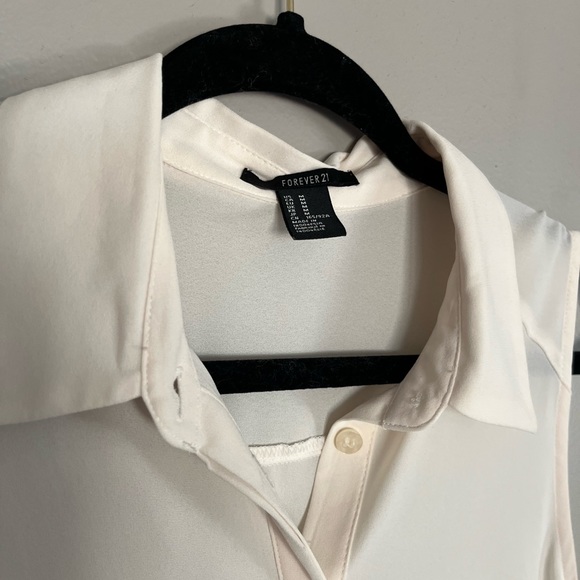 Forever21 sleeveless blouse. - Picture 3 of 5